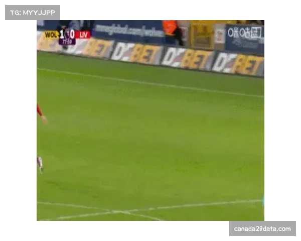 特写瞬间:狼队中场在成功抢断后,立即发动长传找到前锋形成单刀